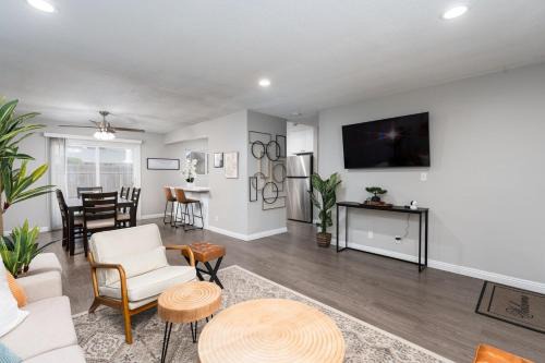 Downtown Riverside House | Cozy Riverside Getaway!