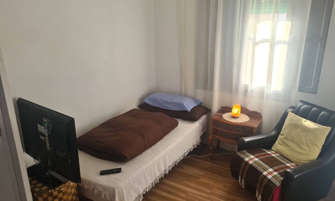 Alicante Apartment | Cozy Room for Rent in Alicante. 25 Minutes to the Beach. Smarttv
