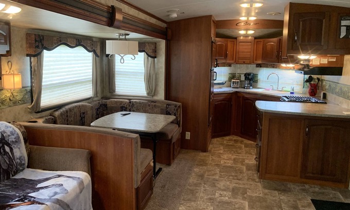 Fellowship House | Cozy RV on private farm 10 minutes to WEC, Hits, and downtown Ocala