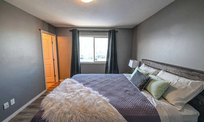 Grande Prairie House | Cozy Stay | WIFI | Smart TV | 3 Bed & 2.5 Bath