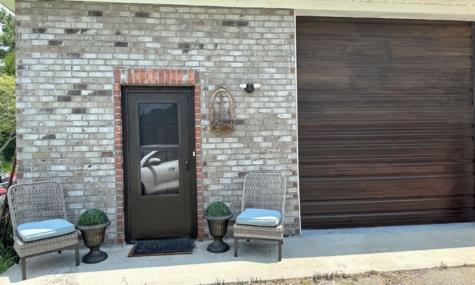 Seminary House | Cozy studio apartment just outside of Hattisburg in a country setting!