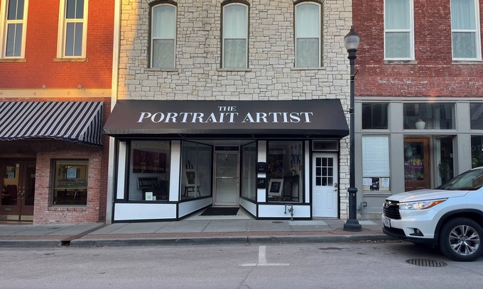Warrensburg Apartment | Cozy studio in enchanting downtown Warrensburg with full kitchen, AC, WiFi
