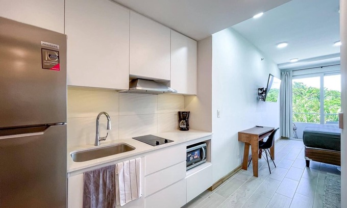 Crawfish Rock Condo | Cozy studio in Roatan's Tallest Tower