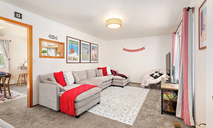 Midway House | Cozy Swiss Chalet Steps from Main St- Sleeps 5