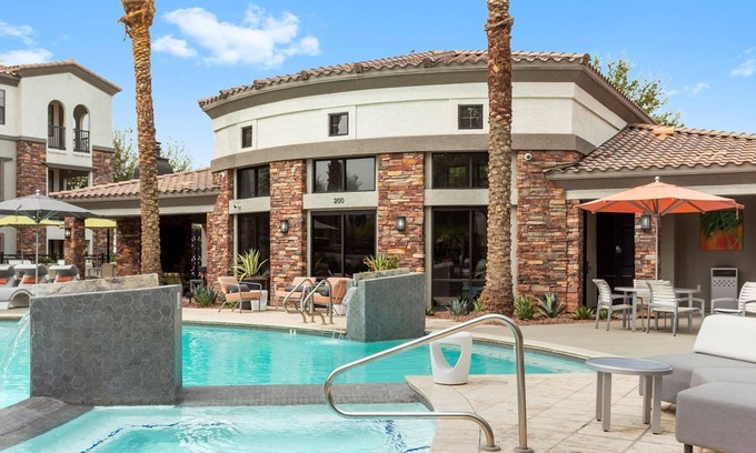 Glendale Sports and Entertainment District Apartment | Cozysuites Glendale by the Stadium w/ Pool! #5386