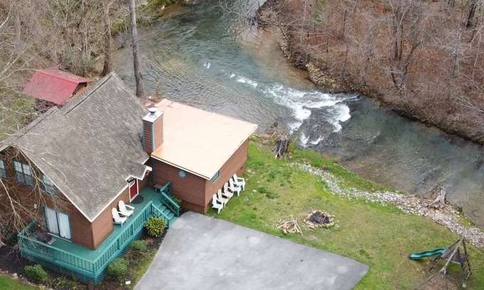 Gatlinburg - Pigeon Forge Cottage | Creekfront property with close-in locations and privacy