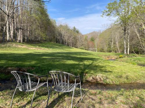 Boone Apartment | Creekside Getaway - King Bed - Full Kitchen
