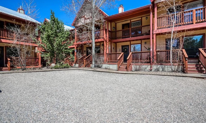 Red River Apartment | Creekside Serenade