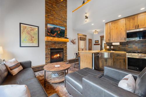 Fall River Estates Apartment | Creekside Suites 09 by Estes Park Condos