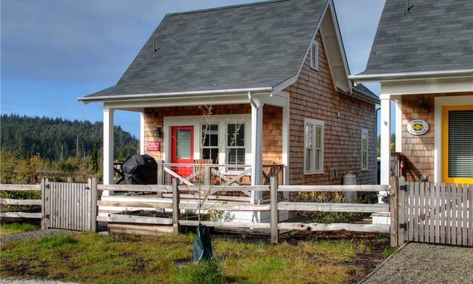 Seabrook House | Crescent Moon Cottage: 2 BR / 1 BA seabrook in Pacific Beach, Sleeps 6