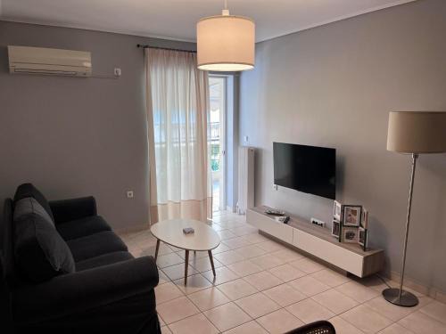 Petralona Apartment | Croc Apartment