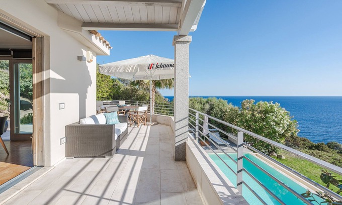 Quartu Sant'Elena Villa | CRYSTAL ROCK LUXORY VILLA ON THE SEA WITH HEATED POOL & 2 SUITES