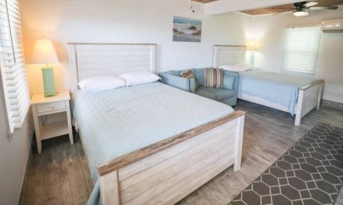 Kure Beach House | Crystal Shores Unit 3 - Irresistible Charming Beach Retreat Villa by Redawning