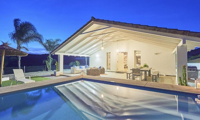 Alhaurin el Grande Villa | Cubo's Villa Loft Monte Perdido