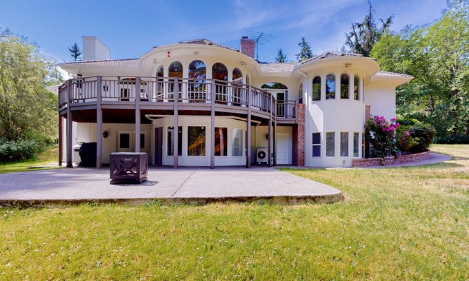 Oak Harbor House | Custom, dog-friendly home on 5 lakefront acres with tennis, sauna & game room