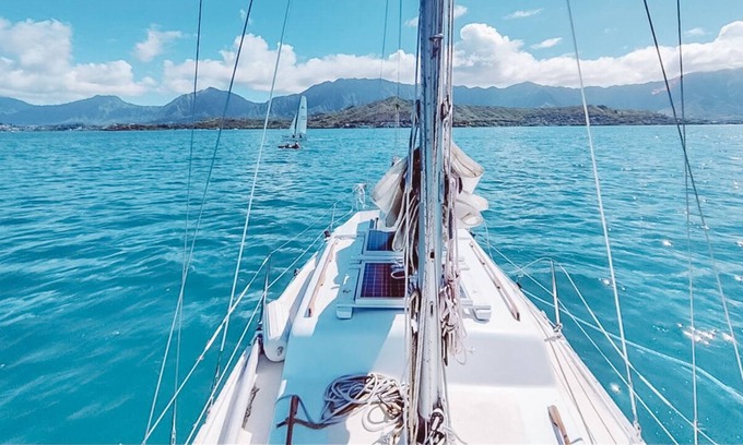Waikiki Boat Rental | Cute 30' Sailboat with Yacht Club Access!