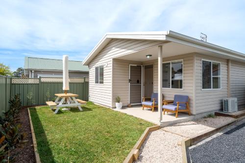 Ettalong Beach House | Cute Coastal 2-Bedroom Getaway