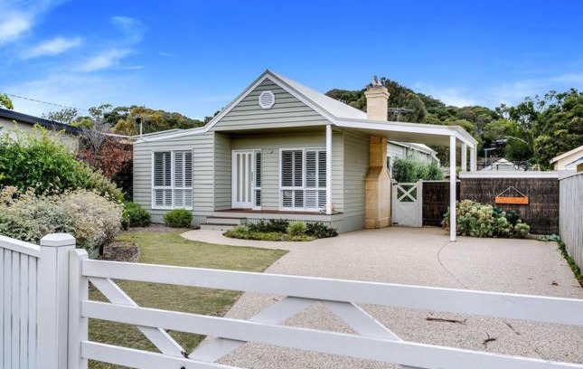 Rye House | Cute Cottage on Cain - beach at end of street