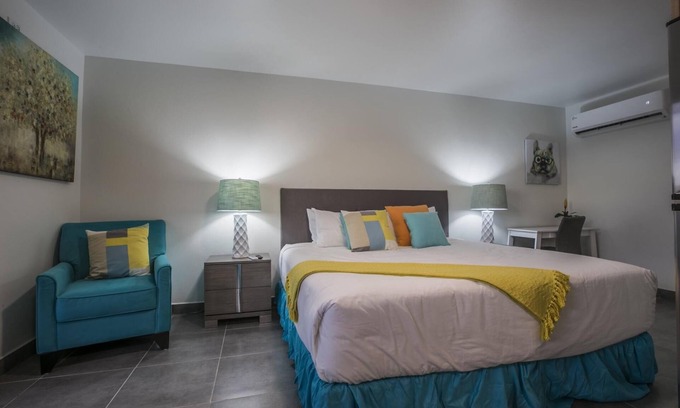 Kamay Apartment | Cute King Bed Studio - Minutes from Beach w/Pool