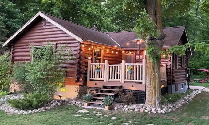 Walloon Lake Cabin | Cute Log Cabin! Fall Color Dates Open! Hot Tub! Walloon Lake! Waterpark!