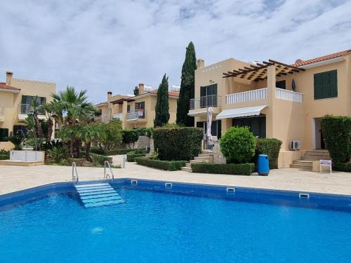 Polis House | Cyprus 2 beds ensuite pool patio wifi parking