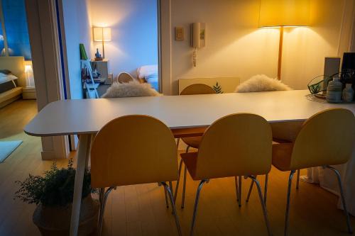 Daemyeong-dong Apartment | Daegu, Apsan, Room 2, Spacious Living Room, Emotional Dining, Pretty Bathtub, Parking Guaranteed