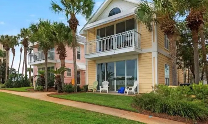 Fort Walton Beach - Destin Cottage | Dancing Dolphin! A walk to the beach! UNIT A