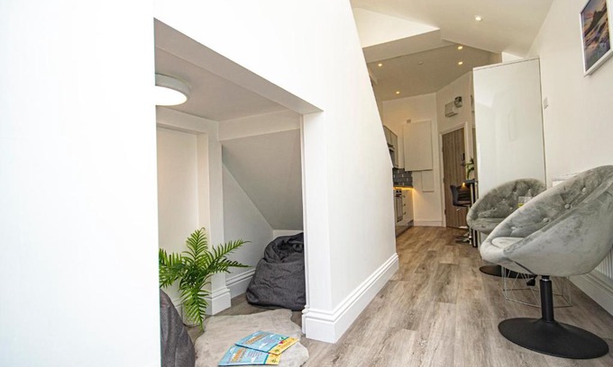 Camborne Apartment | Daniel Chambers