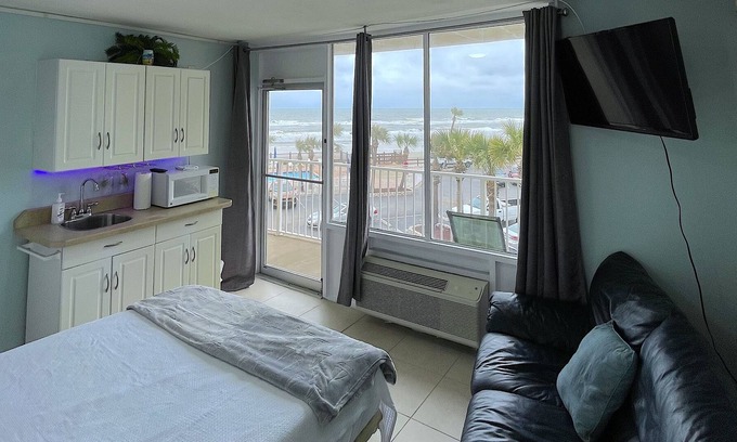 Bostwick Park Condo | Dazzling Daytona Beach Ocean Front View & Balcony-8