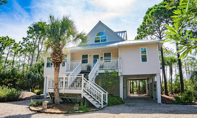 Plantation House | Deacon Blues, 3BR/2.5BA Dog-Friendly Home inside Plantation, Sleeps 7