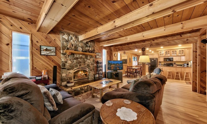 Bijou Park House | Deer Park 4 BR, 3BA, Spa Close to Heavenly