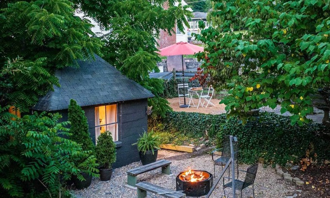 Fayetteville House | Delightful DT Bungalow, Walk to Town, Firepit, BBQ, ❤️ of NRG