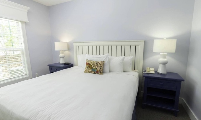 Lackey Resort | Deluxe 2BR Cottage w/Whirlpool Tub + Deck Near Williamsburg Hotspots