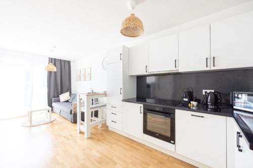 Wiener Neudorf Apartment | Deluxe Apartment with garden! Free Garage Parking included! Near SCS & Industry Center NÖ