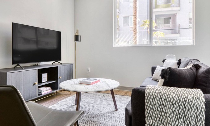Little Tokyo Apartment | Deluxe Downtown 1BR w/ Pool, Gym & W/D near Staples Center, by Blueground