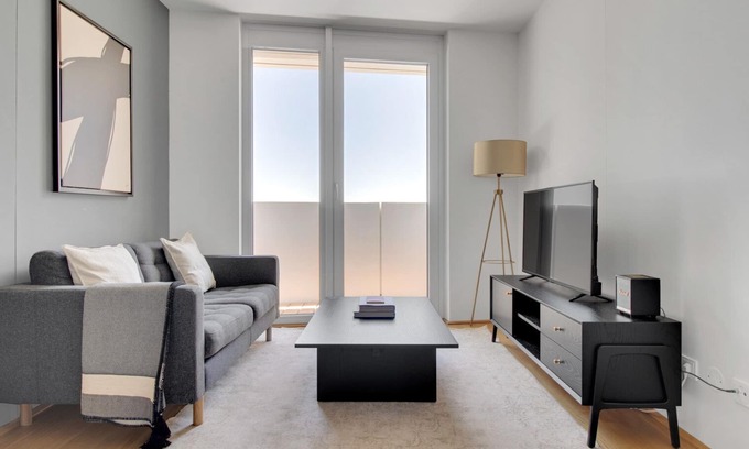 Favoriten Apartment | Deluxe Favoriten 1BR w/Gym & Elevator, steps to Metro, by Blueground