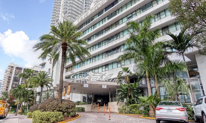 Mid Beach Apartment | Deluxe Studios and Apartments at the Casablanca