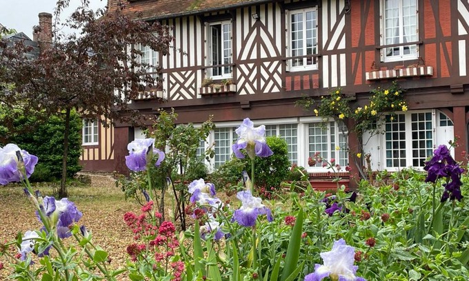 Villerville Apartment | Des Fleurs et des Vagues