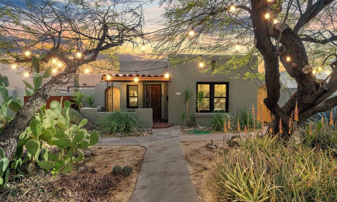 Sam Hughes House | Desert Bloom Bungalow-Historic Sam Hughes Adobe minutes from Gem Show!