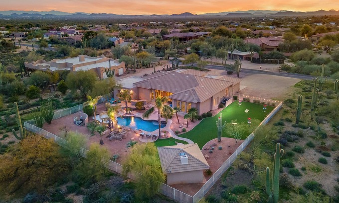 Desert Hide-a-way House | Desert Oasis ★ Heated Pool-Spa-Disc Golf-Ping Pong-Poker Table-Pool Table★