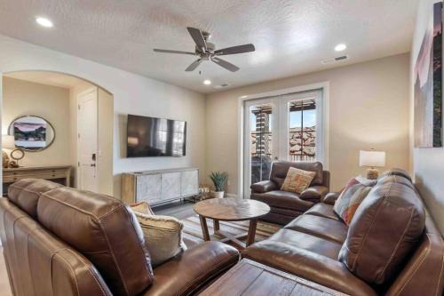Washington House | Desert Retreat with Fire Pit, Pool, and Hot tub