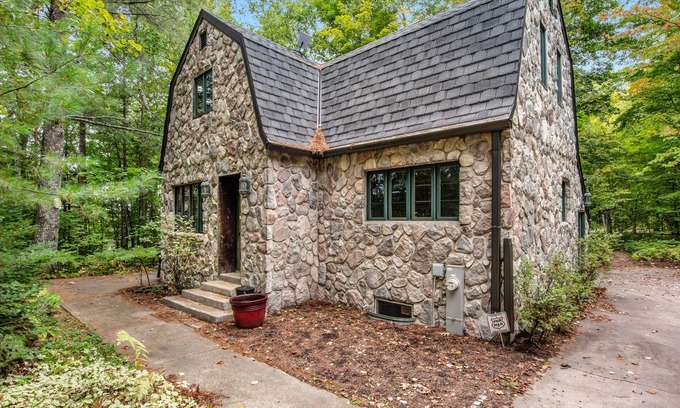 Lac du Flambeau House | Designer cottage on Statenaker Lake with dock access, trails, & Norwegian Sauna