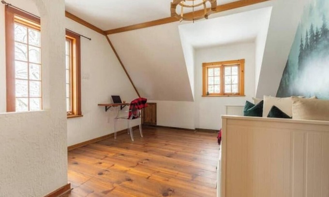 Chertsey Cottage | Designer Cottage with Hot Tub on Lake Paré