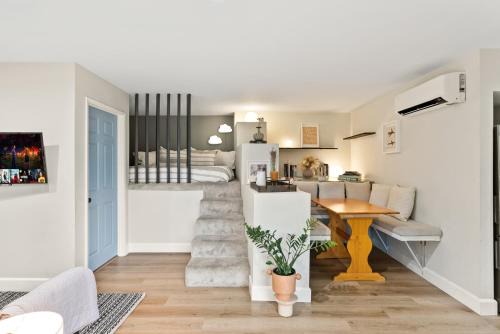 Hollywood Hills West Apartment | Designer Laurel Canyon Retreat, Hollywood Hills