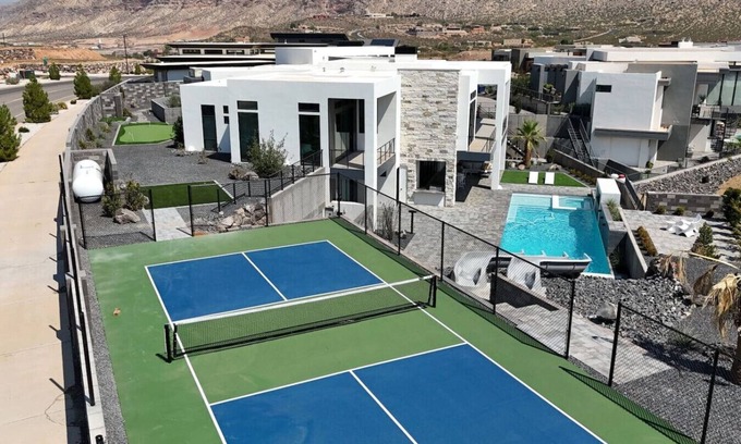 Hurricane Apartment | Designer Oasis ~ Golf ~ Pool ~Theater