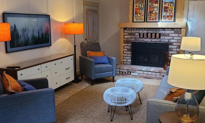 Guerneville House | Dhyana Redwoods Fire Table Nearby River Access Ping Pong & Arcade Games