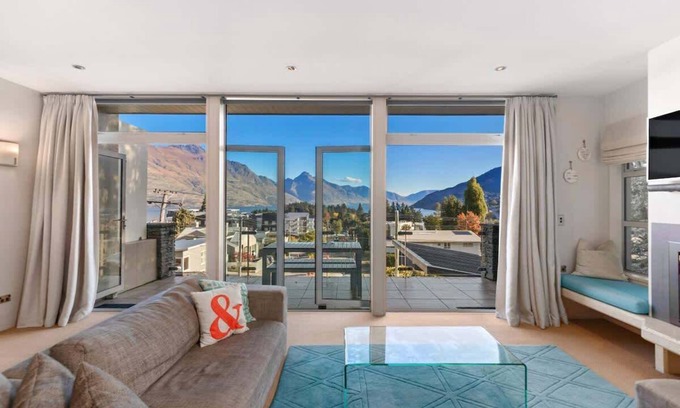 Queenstown City Centre House | Diamond Villa CBD Central Location Garage
