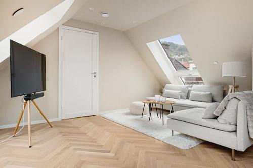 Bergen City Centre House | Dinbnb Apartments I Mid-City Luxury with Mini Balcony and Smart TV & Sound System
