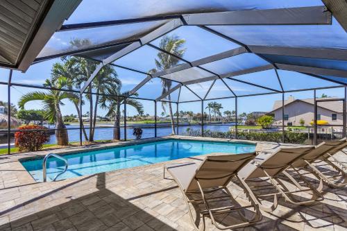 Caloosahatchee House | DIRECT GULF ACCESS, INTERSECTING CANAL, POOL HOME minutes from the RIVER! - Villa Southern Charm