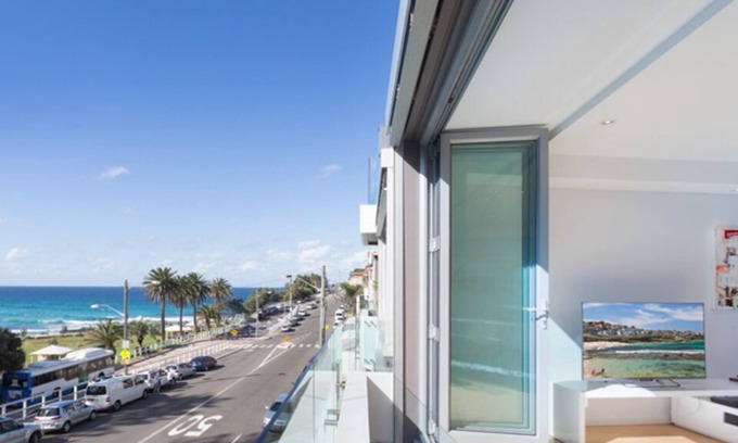 Bronte Apartment | Directly across from the famous waves of Bronte beach with unobstructed views